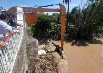 Retiran toneladas de basura y ramas del puente de la avenida 20 de Noviembre
