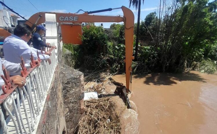 Retiran toneladas de basura y ramas del puente de la avenida 20 de Noviembre