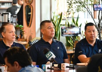 Ahuacatlán refuerza trabajos de bacheo en calles principales