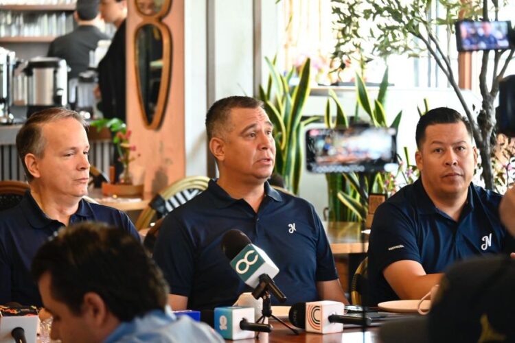 Ahuacatlán refuerza trabajos de bacheo en calles principales