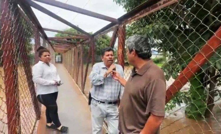 Polémica por restricciones en puente peatonal en Ahuacatlán