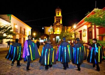 Ahuacatlán refuerza trabajos de bacheo en calles principales
