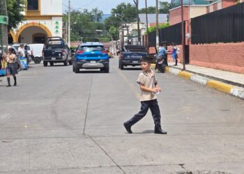 Entre charcos, lágrimas y sonrisas arranca el ciclo escolar 2025-2026, en el sur