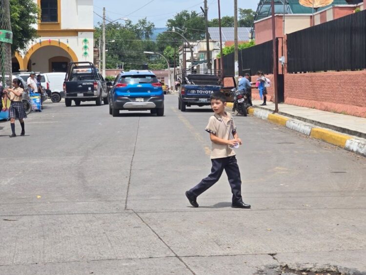 Entre charcos, lágrimas y sonrisas arranca el ciclo escolar 2025-2026, en el sur