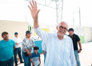 Miguel Ángel Navarro Quintero supervisa obras educativas en Tuxpan