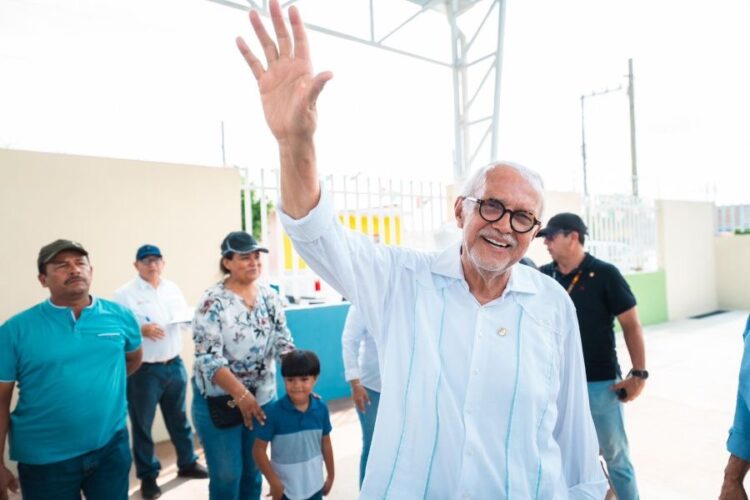 Miguel Ángel Navarro Quintero supervisa obras educativas en Tuxpan