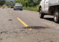 Gobierno de Jala refuerza seguridad con bacheo en carretera