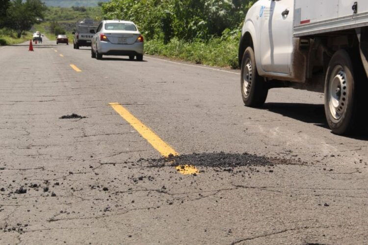 Gobierno de Jala refuerza seguridad con bacheo en carretera