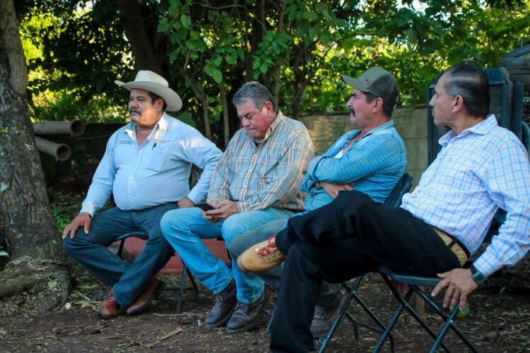 Arrecian críticas contra el gobierno de Santa María del Oro