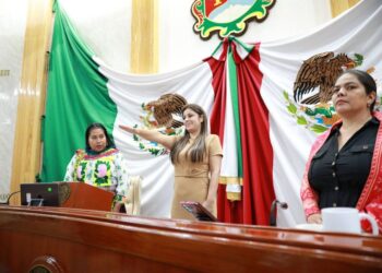 Gobierno de Ahuacatlán limpia carretera hacia Amatlán de Cañas