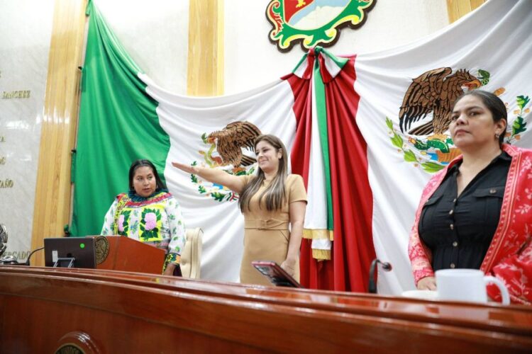 Gobierno de Ahuacatlán limpia carretera hacia Amatlán de Cañas