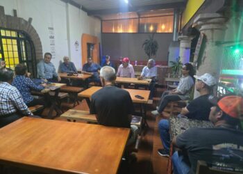 Gobierno de Ahuacatlán limpia carretera hacia Amatlán de Cañas