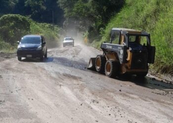 Gobierno de Ahuacatlán limpia carretera hacia Amatlán de Cañas