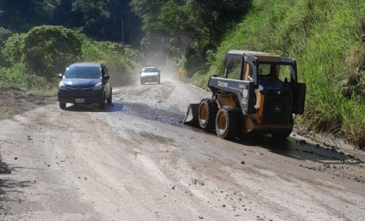 Gobierno de Ahuacatlán limpia carretera hacia Amatlán de Cañas