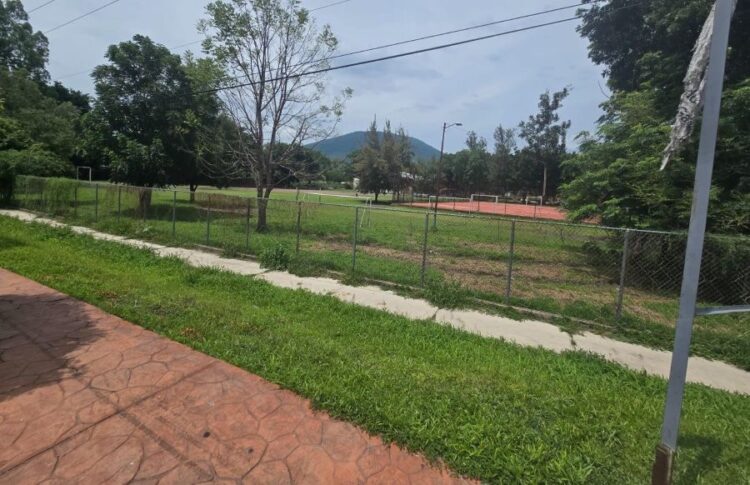 Ahuacatlán alista la rehabilitación de su Unidad Deportiva