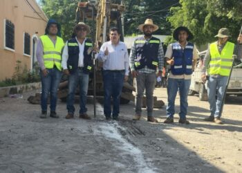 Renuevan drenaje en el barrio de El Salto, de Ahuacatlán