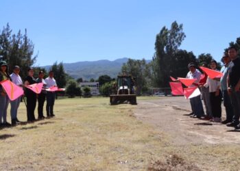 ¡Arranca la rehabilitación de la cancha de fútbol en Ahuacatlán! 