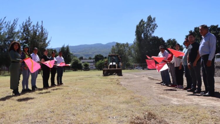 ¡Arranca la rehabilitación de la cancha de fútbol en Ahuacatlán! 