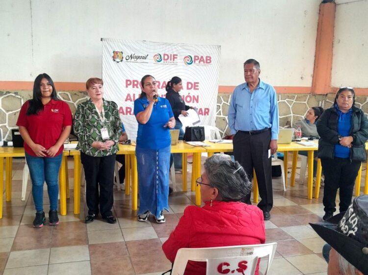 Entregan en Ahuacatlán despensas que llevan alivio a sus comunidades