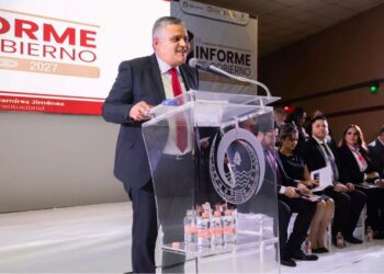 Entre aplausos, curiosidad y un perro dormilón: El primer informe de Memo Ramírez