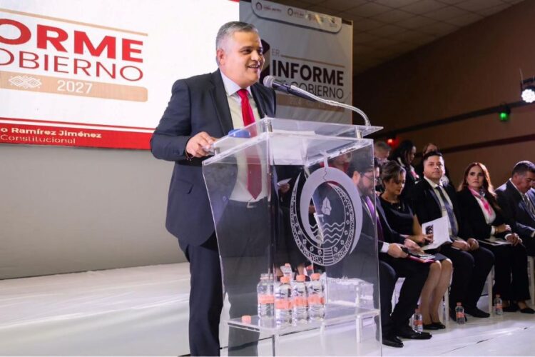 Entre aplausos, curiosidad y un perro dormilón: El primer informe de Memo Ramírez