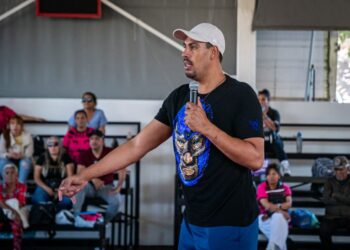 Gustavo Ayón inspira a jóvenes deportistas en Compostela