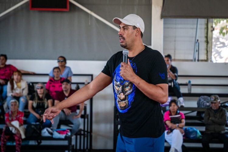 Gustavo Ayón inspira a jóvenes deportistas en Compostela