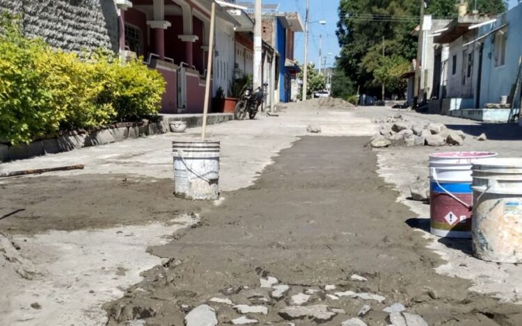 Rehabilitan calles en Uzeta y la gente lo agradece