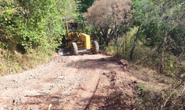 Rehabilitación camino hacia la sierra en Ixtlán