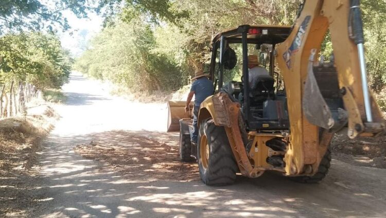 ¡Vía en rescate ! Limpian trama carretero entre Uzeta y Santa Cruz de Camotlán