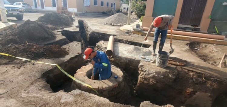 Desafían obras…Y al peligro, en Ahuacatlán